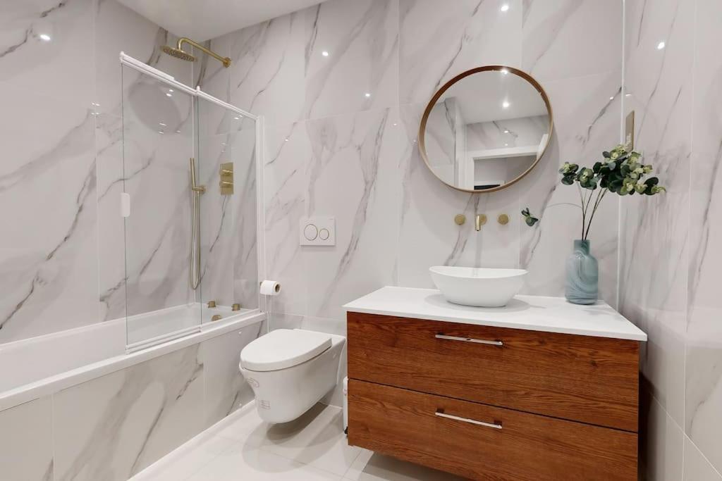 Stylish 2Bed Flat 10Min To Wimbledon Tennis Courts Лондон Екстериор снимка