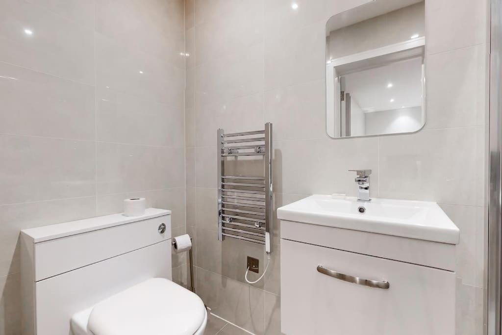 Stylish 2Bed Flat 10Min To Wimbledon Tennis Courts Лондон Екстериор снимка
